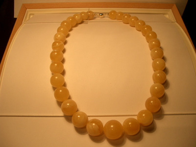Yellow-white colour amber necklace (massive round beads)